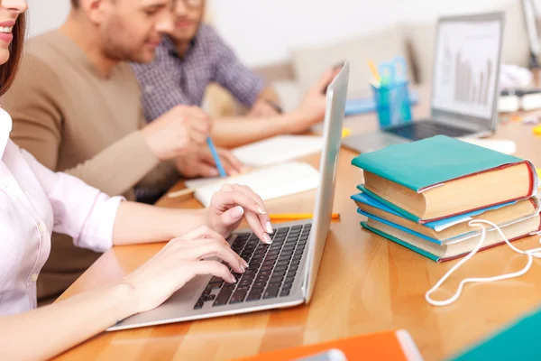 Estudiantes universitarios que estudian juntos en casa — Foto de Stock