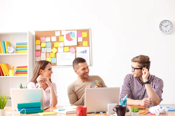 Studenten samen thuis studeren — Stockfoto