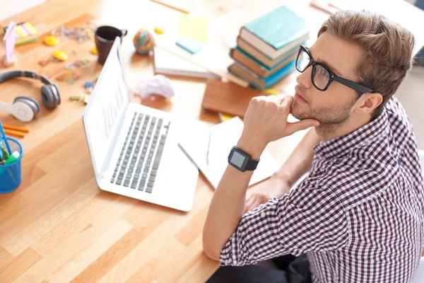 Estudiante joven estudiando en casa — Foto de Stock