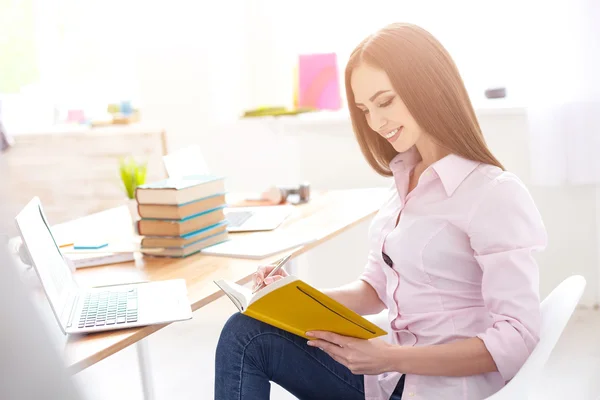 Ung kvinnlig student studera hemma — Stockfoto