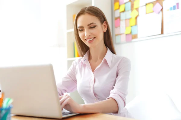 Junge Studentin studiert zu Hause — Stockfoto