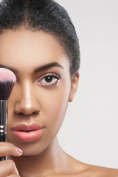 Mujer bastante joven está haciendo maquillaje facial — Foto de Stock