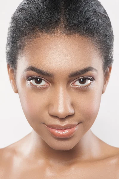 Kendine güvenen Afrikalı kız görünüşüne özen — Stok fotoğraf