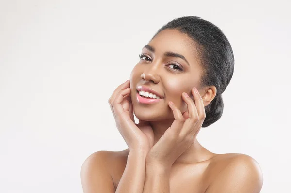 Beautiful mulatto girl prefers skincare treatment — Stock Photo, Image