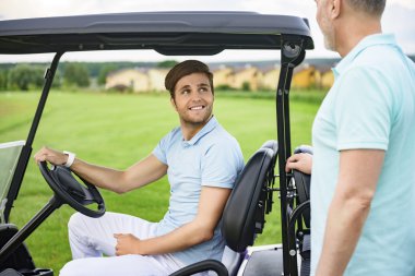 Baba ve oğul oyun tartışıyor