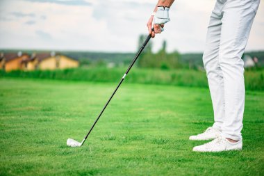 Golf oyuncu holding sürücü