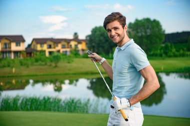 Golf oyuncu holding sürücü