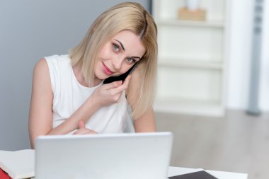 Güzel genç iş kadını çok meşgul