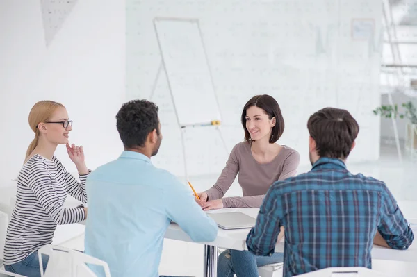 Reunión de negocios en oficina moderna — Foto de Stock