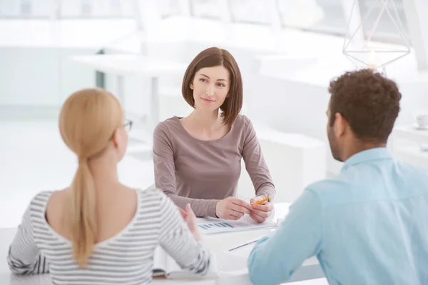 Zakelijke bijeenkomst in modern kantoor — Stockfoto