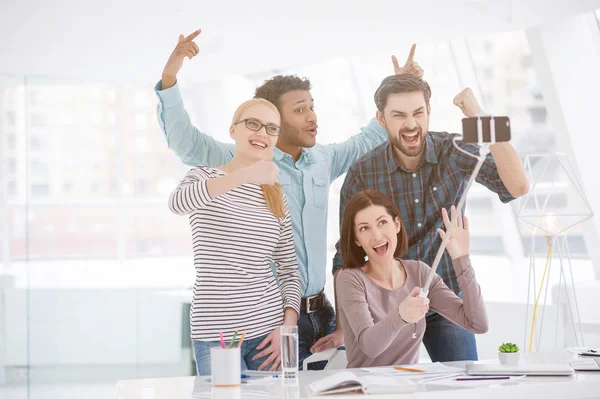 Empresários felizes em seu escritório — Fotografia de Stock