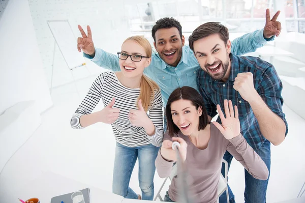 Glad företagare i deras kontor — Stockfoto