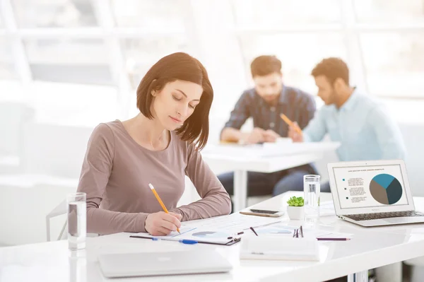 Exitosa mujer de negocios y equipo de negocios en la reunión de oficina — Foto de Stock