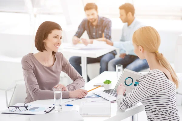 Mujeres empleadas discutiendo temas laborales — Foto de Stock