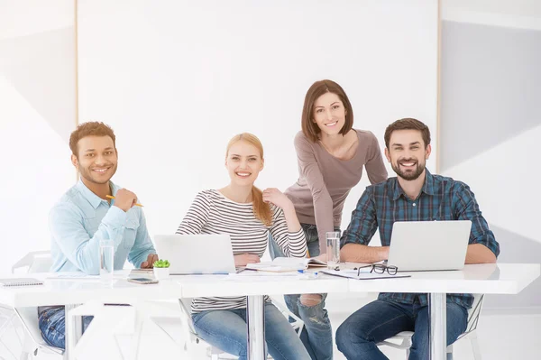 Gruppen av unga kolleger ha möte på kontoret — Stockfoto