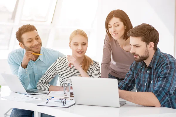 Gruppo di giovani colleghi che si riuniscono in ufficio — Foto Stock