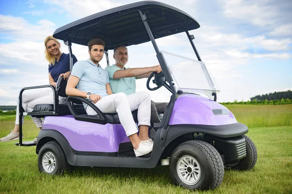 매력적인 가족에 그들의 골프 카트 — 스톡 사진
