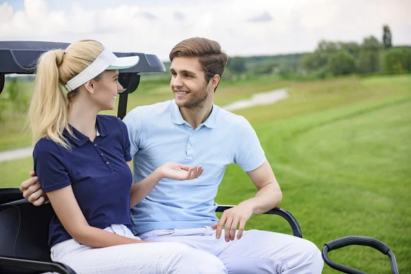 Attraente coppia di golf parlando — Foto Stock