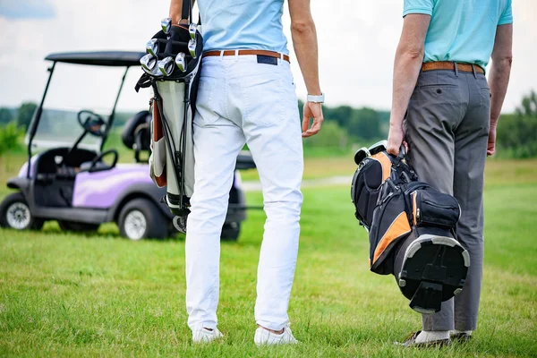 Dos socios de juego de pie en el campo de golf —  Fotos de Stock