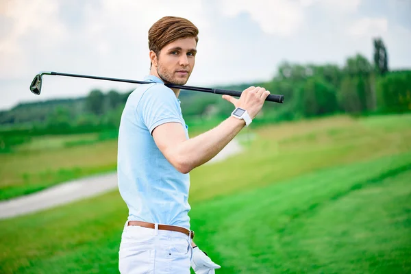 Golf oyuncu holding sürücü — Stok fotoğraf