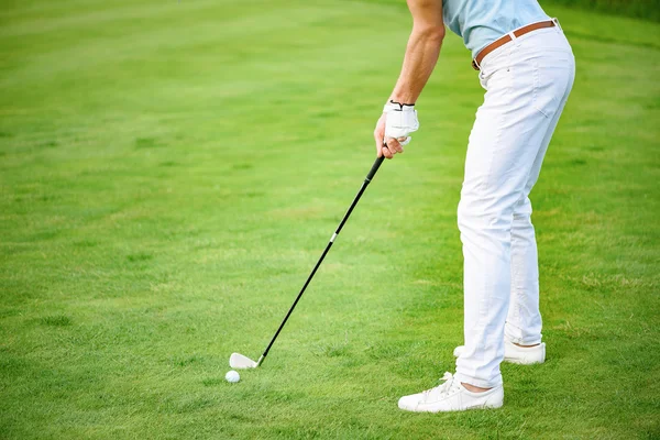 Закрытие человека, играющего в гольф на поле — стоковое фото