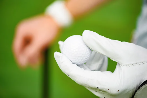 Sosteniendo pelota de golf en la mano —  Fotos de Stock