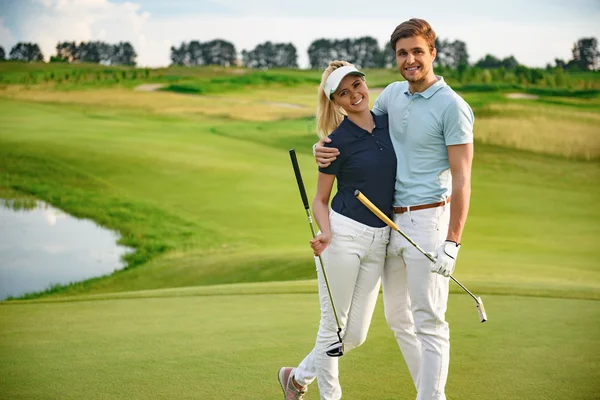 Jovem casal em campo de golfe — Fotografia de Stock