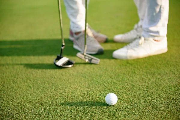 Couplestaing en campo de golf —  Fotos de Stock