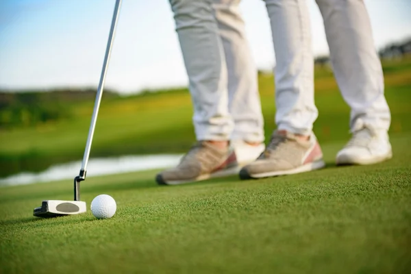 Пара грою в гольф — стокове фото