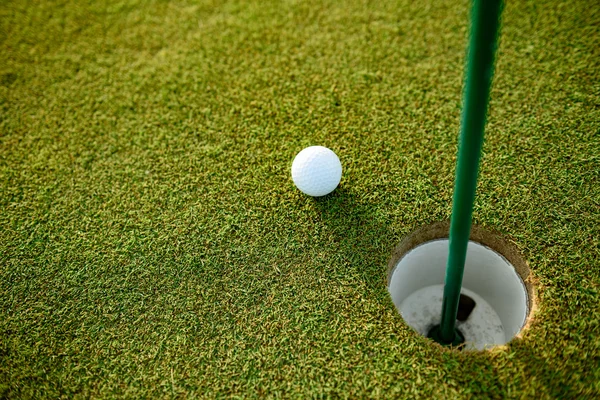 Nahaufnahme von Golfball neben Loch — Stockfoto