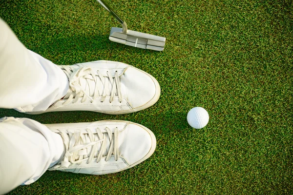 Jogador de golfe pronto para colocar bola — Fotografia de Stock