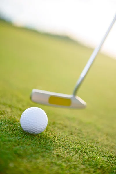 Nahaufnahme eines Fahrers, der kurz davor ist, Golfball zu schlagen — Stockfoto