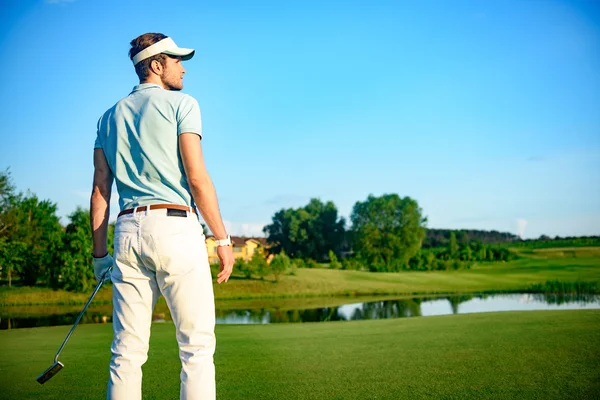 Jogador de golfe segurando motorista — Fotografia de Stock