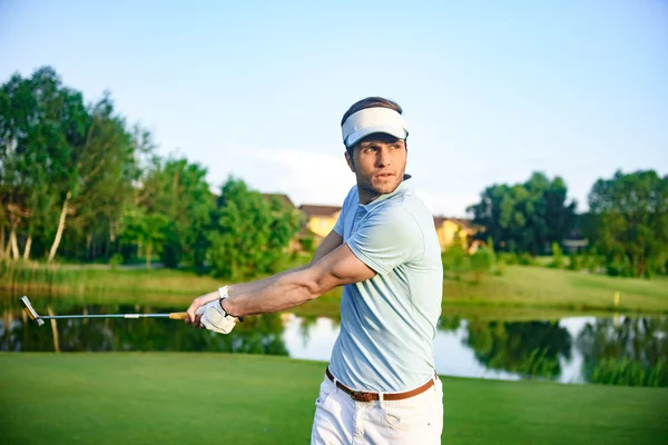 Hombre jugando juego de golf —  Fotos de Stock