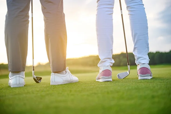 Couple ready to play golf — Stock Photo, Image