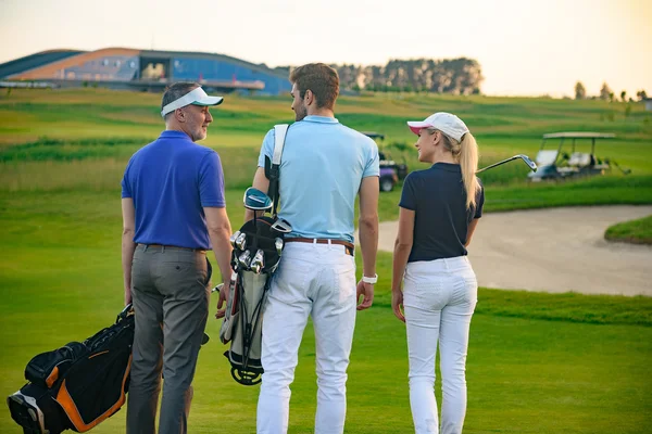 Família atraente no campo de golfe — Fotografia de Stock