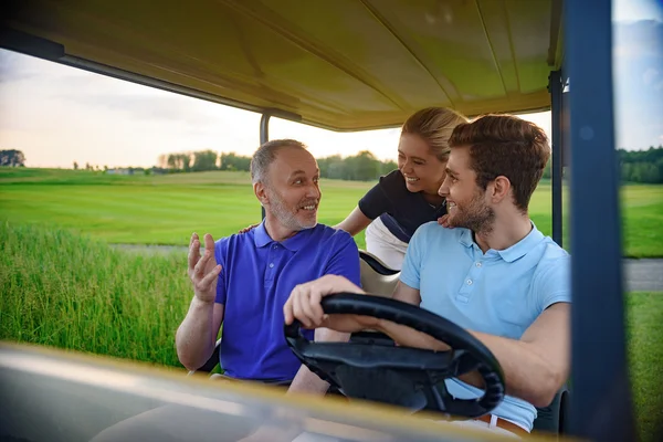 Família atraente em seu carrinho de golfe — Fotografia de Stock