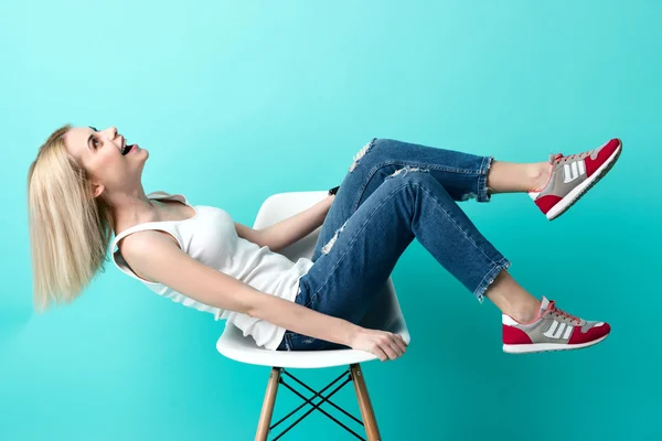 Bonito jovem mulher está se divertindo — Fotografia de Stock