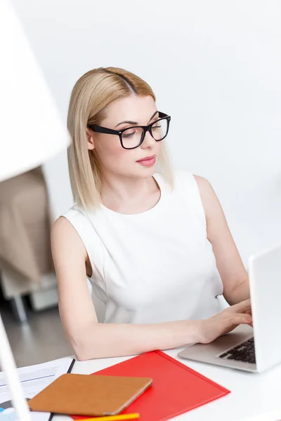 Ziemlich kluge Geschäftsfrau nutzt Computer für die Arbeit — Stockfoto