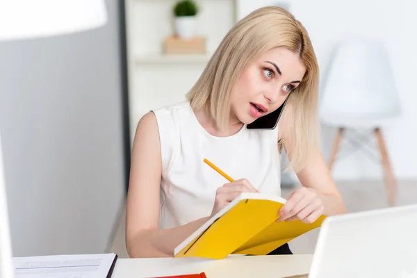 Attraente donna bionda sta lavorando in ufficio — Foto Stock