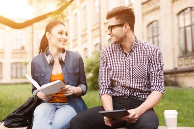 Güzel genç arkadaşlar dışarıda birlikte dinleniyorlar.