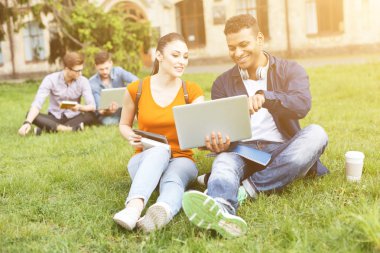 Sevimli arkadaşlar üniversite hayatının tadını çıkarıyor