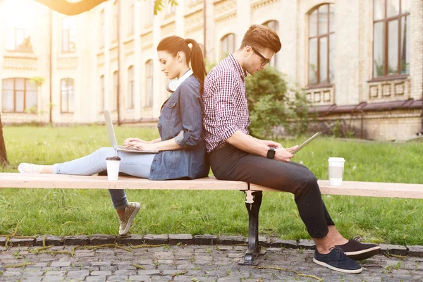 Lindos dos dos estudiantes están haciendo un descanso — Foto de Stock