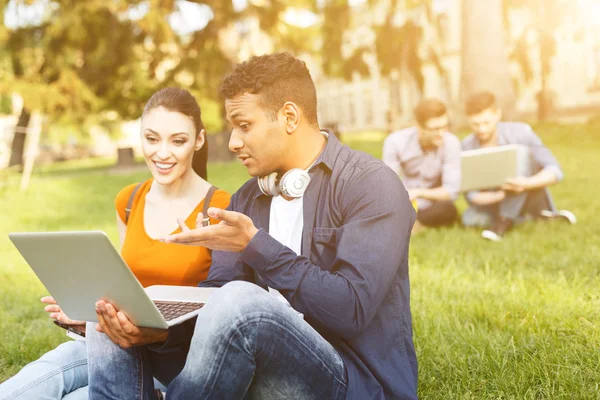 Atractivos jóvenes estudiantes se relajan cerca de la universidad — Foto de Stock
