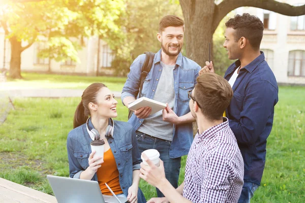 Des étudiants heureux parlent avec joie — Photo