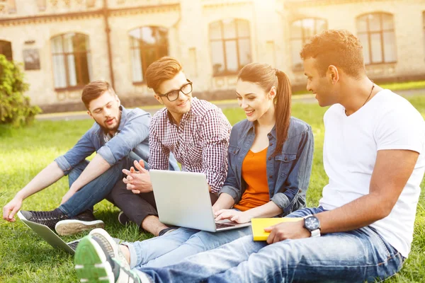 Jóvenes estudiantes felices están charlando en el campus — Foto de Stock