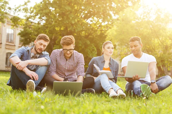 Amigos alegres están pasando el rato en el campus — Foto de Stock