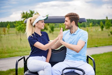 Birbirimizi Merhaba beş veren çekici Golf Çift