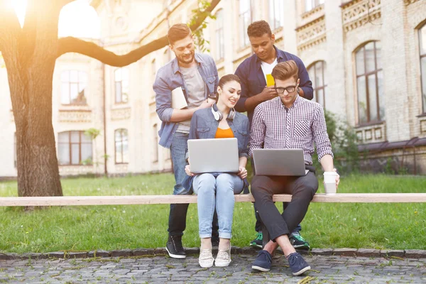 Bonitos jovens estudantes estão se divertindo juntos — Fotografia de Stock