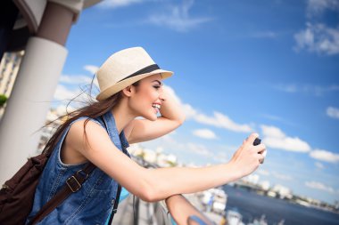 Güzel şehir zevk neşeli kadın turist